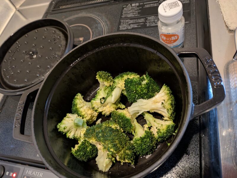 ストウブのお鍋の中にブロッコーリー