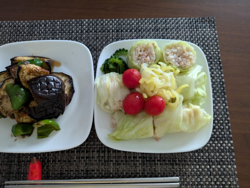 キャベツの葉でごはんをまいたキャベツロール
