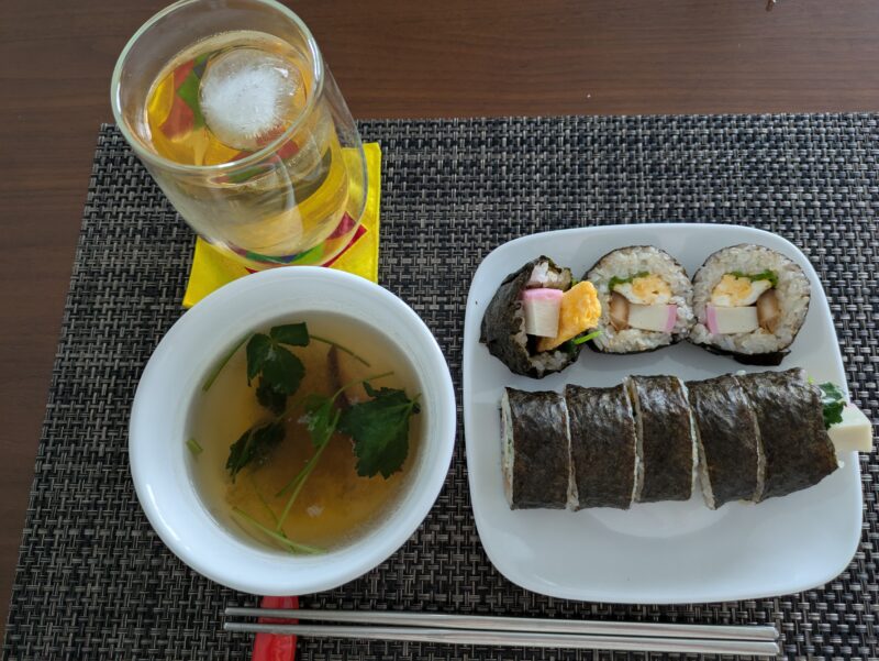 かまぼこ、干し椎茸、三つ葉、たまご焼きの海苔巻き