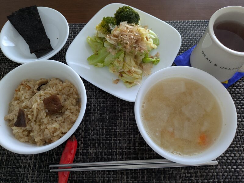 きのこご飯と味噌汁の昼ごはん