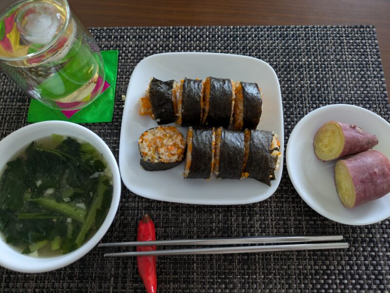 人参ご飯の海苔巻きと、小松菜と鯖缶の味噌汁の昼ごはん
