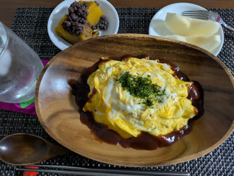 卵のせご飯にデミグラスソースをかけた夜ごはん