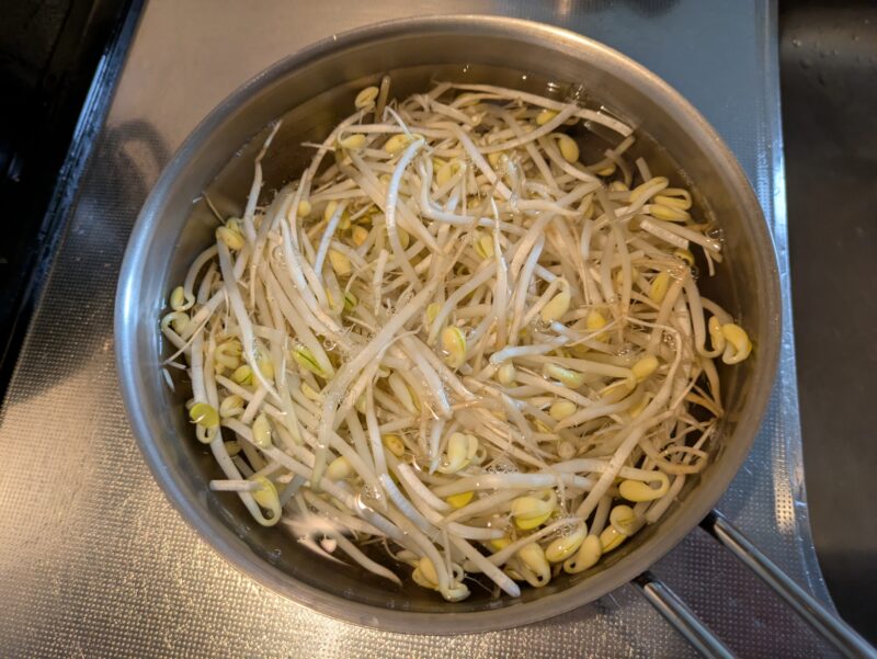 豆もやしをゆがく