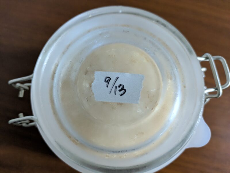 玉ねぎ麴はマスキングテープに作った日を書いて保存します。