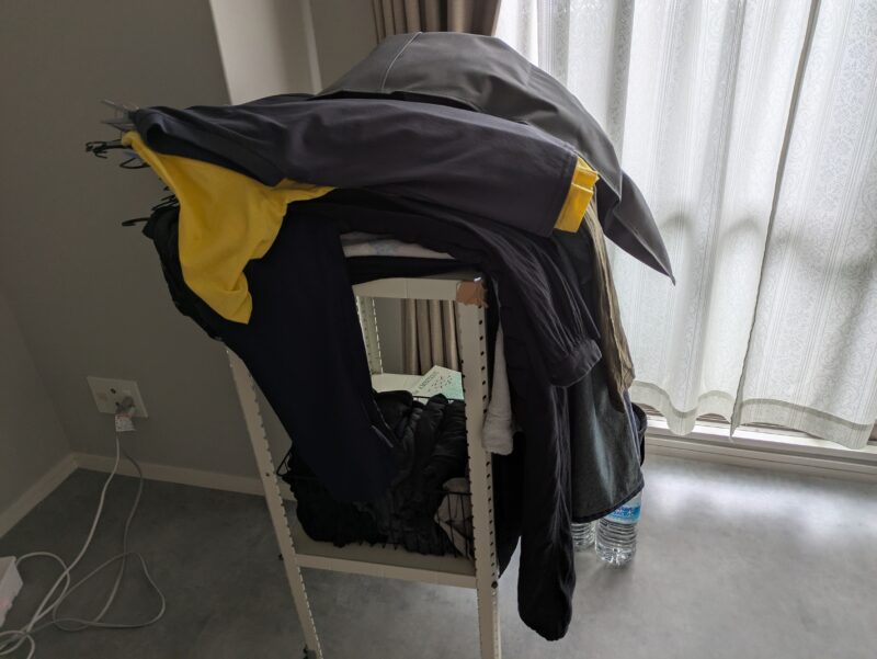 クローゼットから出した洋服全部