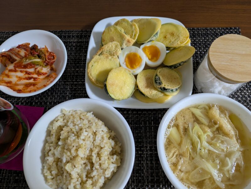 海の精で食べるズッキーニのチジミとゆでたまご