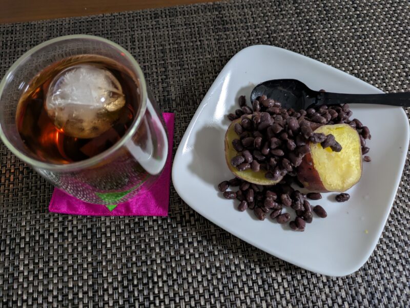ふかしたさつまいもと塩あずきとほうじ茶の夜食