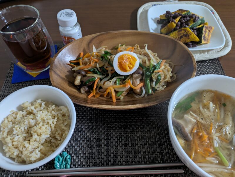 こんにちゃくチャプチェ、具だくさん味噌汁、かぼちゃと塩あずきの夜ごはん