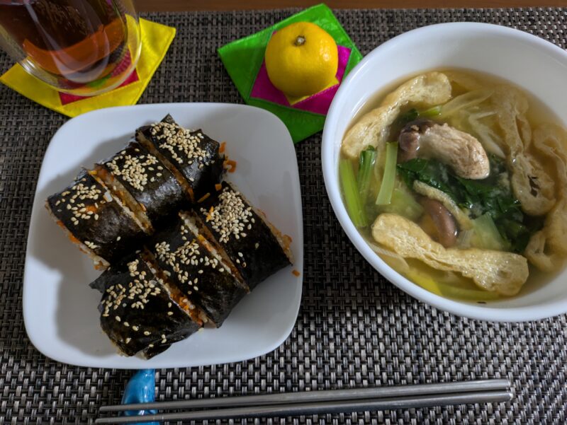 人参みじん切りご飯のキンパと具だくさん味噌汁とみかんの夜ごはん