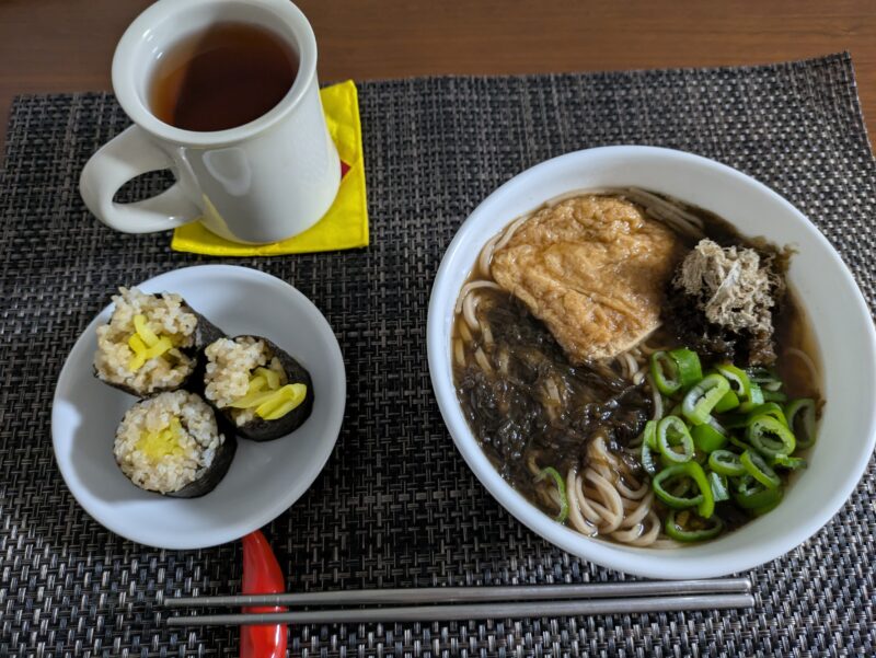 十割そばとたくあんのりまきのごはん