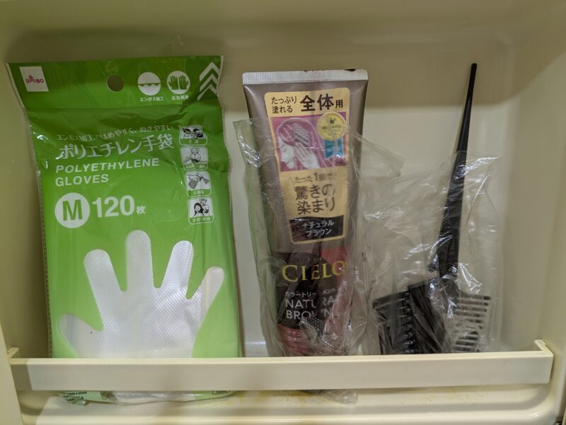 カラートリートメントとブラシと使い捨て手袋