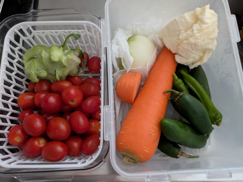 洗ったあとの冷蔵庫に入れる前の野菜。キャベツ、ニンジン、ピーマン、ししとう、玉ねぎ