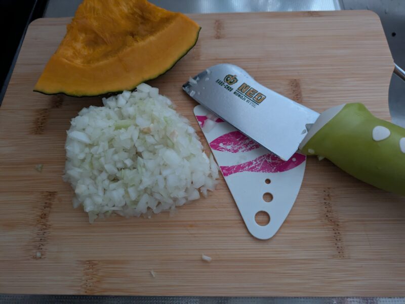 かぼちゃスープの材料、（玉ねぎとかぼちゃ）の準備