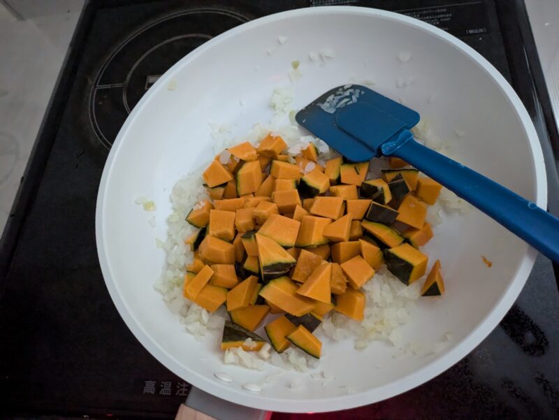 かぼちゃスープの材料を（玉ねぎとかぼちゃ）フライパンで炒める