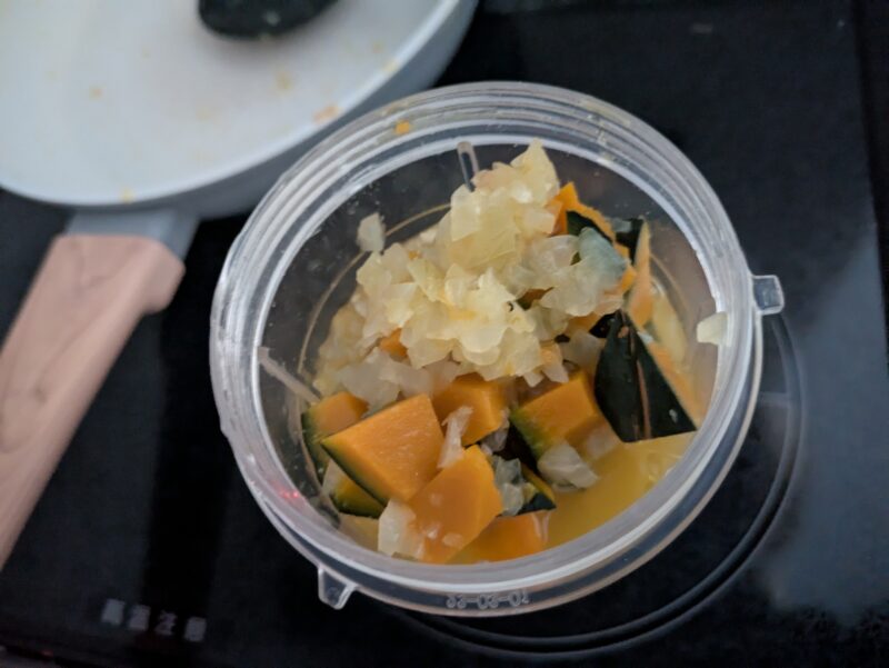 かぼちゃスープの材料、（玉ねぎとかぼちゃ）煮立ったら、ミキサーにかける