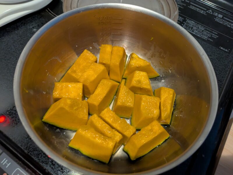 かぼちゃ、お塩を入れて混ぜた