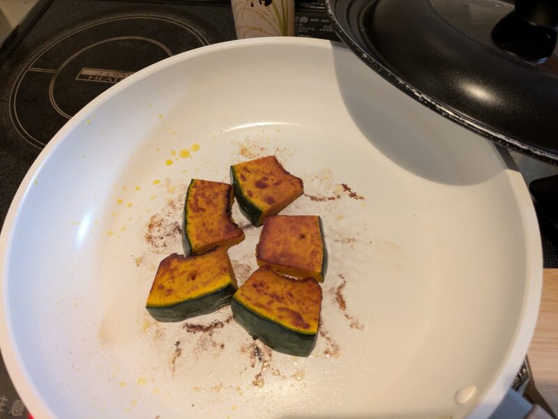 かぼちゃを薄くきって、セラミックコートのフライパンで焼く