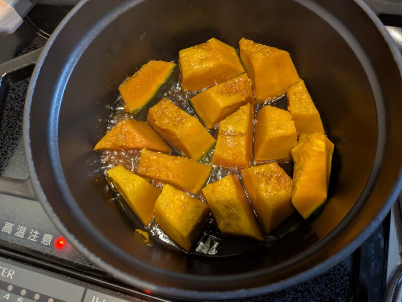 少しのお水でかぼちゃを炊く