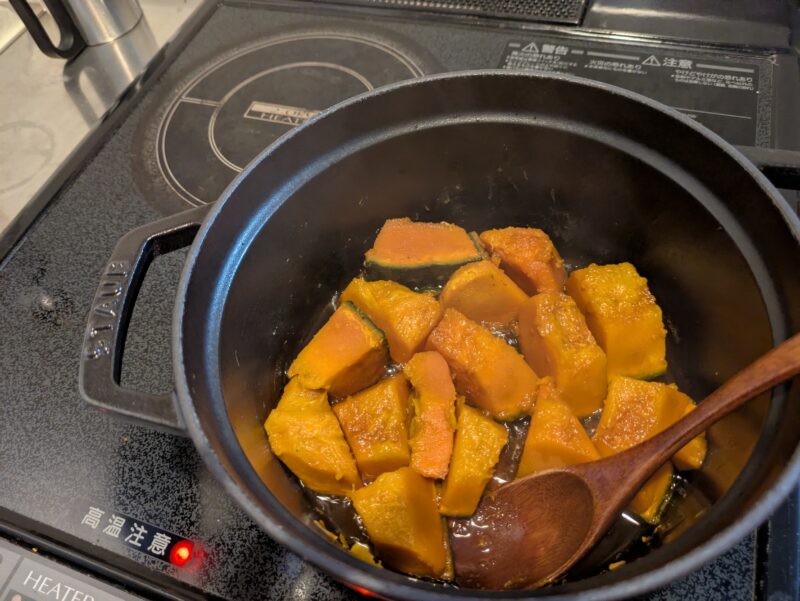 10分したら蓋をあけて調味料を入れる