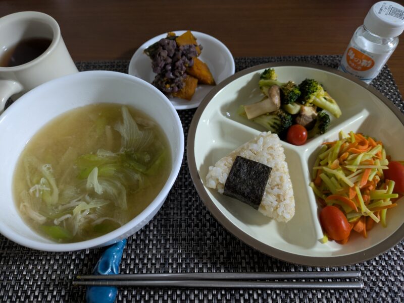 レタスたっぷりのお味噌汁、ブロッコリーの芯と人参の炒め物、ブロッコリーとエリンギの炒め物、かぼちゃのいとこ煮、おにぎり。