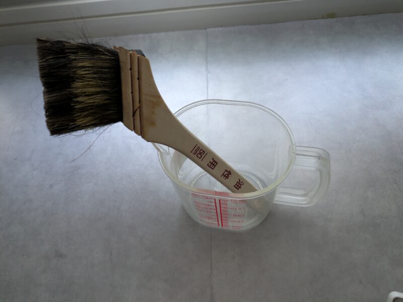 サッシの掃除に使うハケお計上カップ
