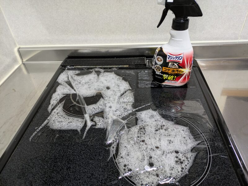 IHヒーターと遠赤外線ヒーターが並んだコンロ、マジックリンをかけてラップした。