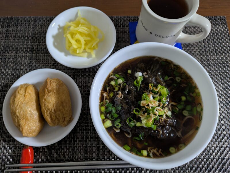 もずくとろろ蕎麦といなりずし