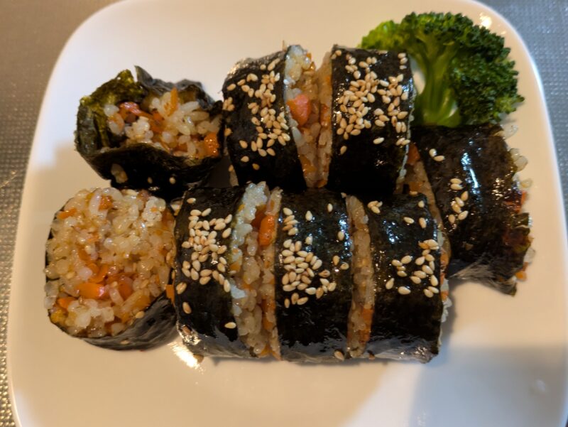 人参のみじん切りとご飯を炒め、ごま油とごまと塩で味を決め、のりで巻いたキンパ