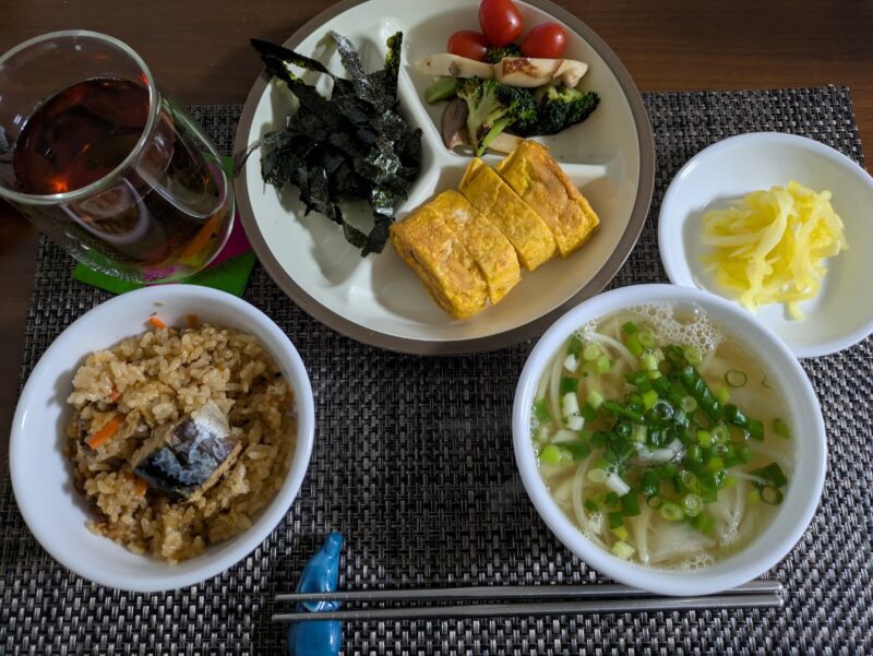 鯖の水煮缶の炊き込みごはんと玉子焼きの夜ごはん