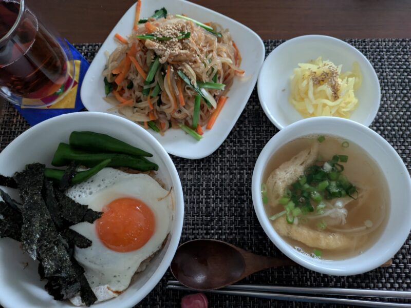 目玉焼き丼とこんにやくチャプチェ