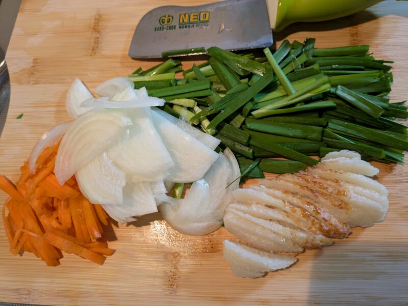 まな板の上にちくわチジミの材料