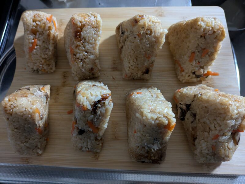 鯖缶の炊き込みご飯おにぎり